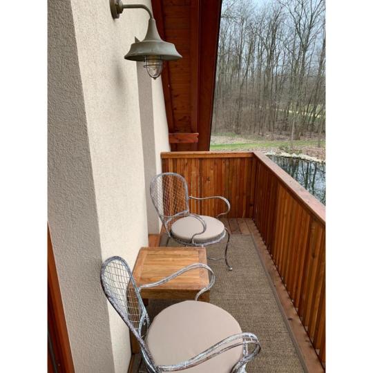 klasszikus terasz berendezes szek lampa rusztikus mediterran country kovacsoltvas kulteri szek balkon lakberendezesi aruhaz budapest lameridiana enterior tervezes.jpg